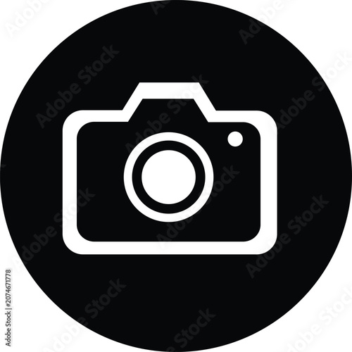 Foto A white camera inside a solid black circle, representing digital imaging, or a m