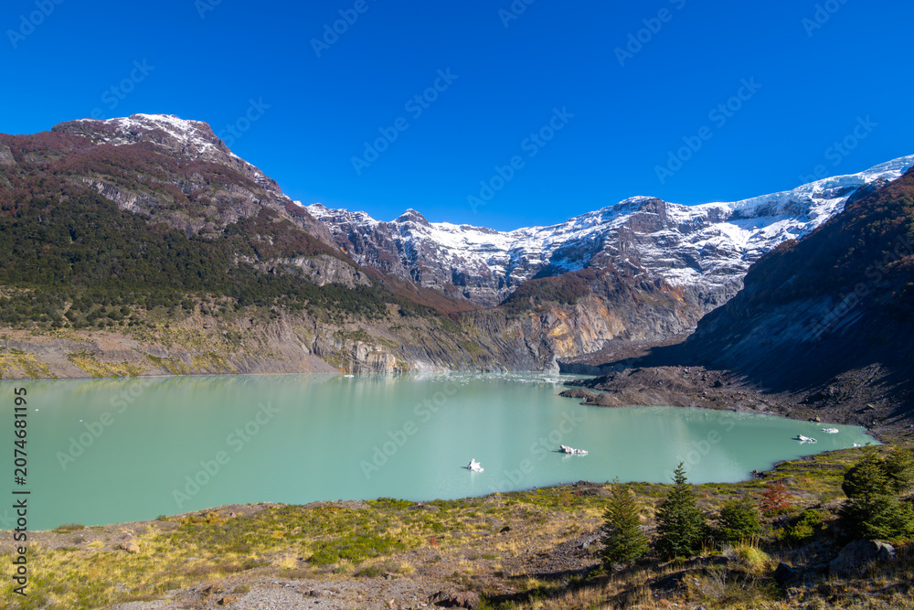 Obraz premium View of the beautiful Cerro Tronador and Lago Ventisquero Negro (Ventisquero Negro Lake) - Río Negro, Argentina