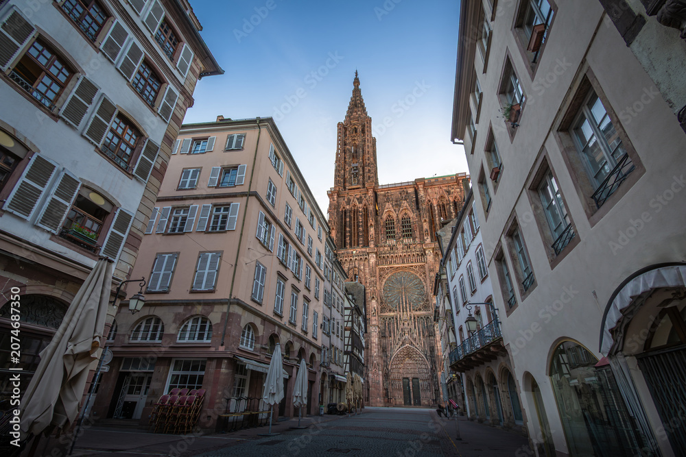 Fototapeta premium Cathédrale Notre-Dame de Strasbourg (ou cathédrale de Strasbourg), construite au Moyen-âge dans le style gothique, vue à l'aube dans le prolongement de la rue Mercière