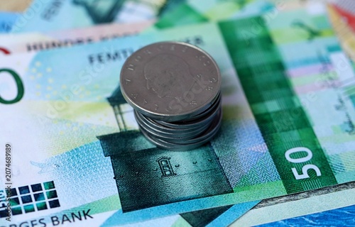 Foto Norwegian krone money bills and coins on table