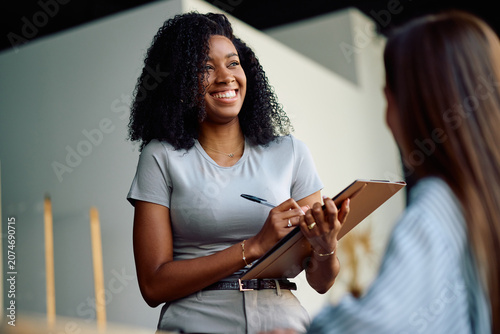 Quadro su tela Happy black entrepreneur on business meeting with her coworkers in office