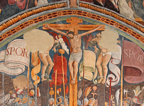Cristo crocifisso; affresco di Pietro da Cemmo nella chiesa di Santa Maria Assunta a Esine (Brescia)