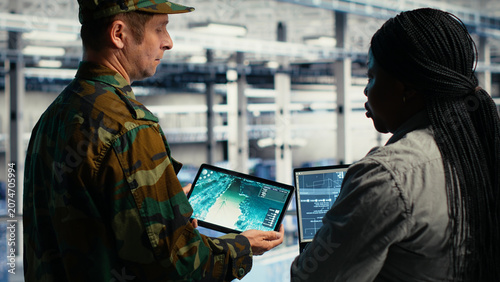 Foto Army commander uses an AI radar interface in a data center to review defense infrastructurerastructureormation