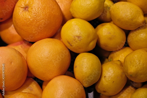 Foto Vibrant Supermarket Citrus Section Background: Close-Up of Organic Fruits in Gro