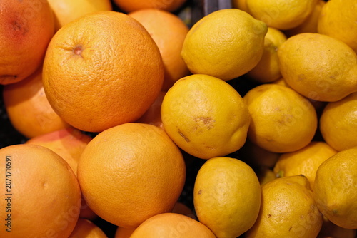 Billede på lærred Vibrant Supermarket Citrus Section Background: Close-Up of Organic Fruits in Gro