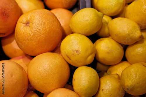 Obraz na plátne Vibrant Supermarket Citrus Section Background: Close-Up of Organic Fruits in Gro