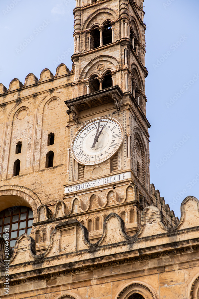 Obraz premium Clock face on a Palermo Cathedral tower