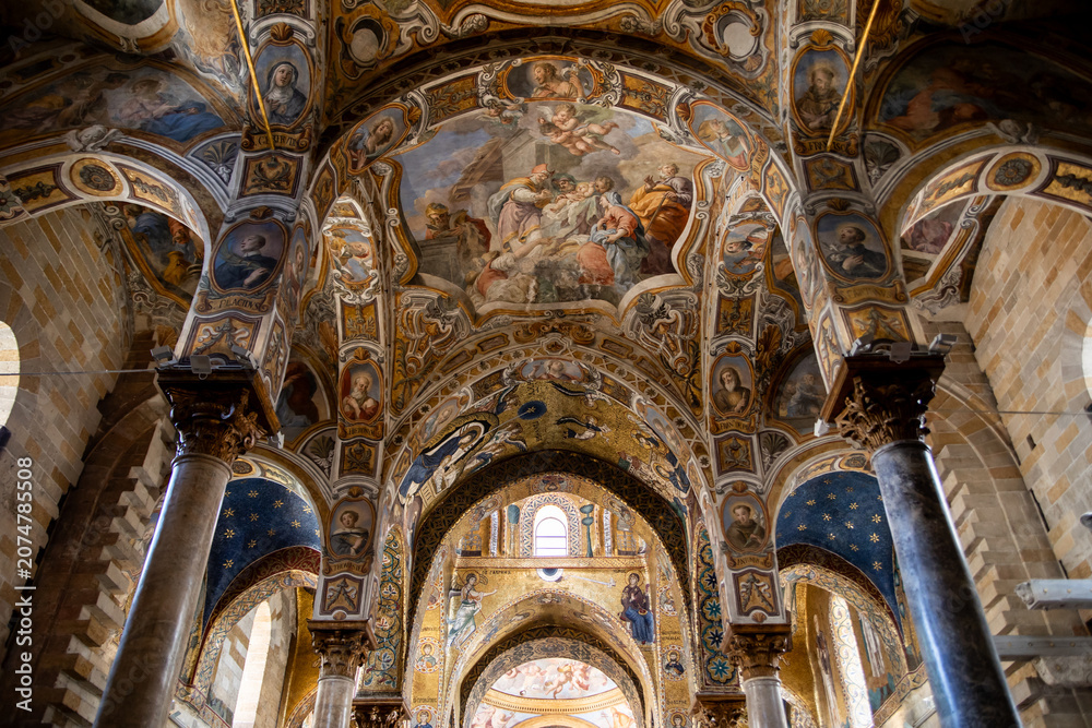 Obraz premium Gilded Byzantine mosaic ceiling inside a historic Palermo church