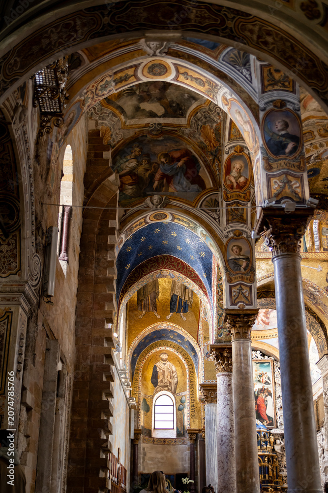 Obraz premium Mosaic-covered arches and columns inside a Palermo church