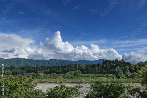 伊那ナイスロード三峰川越しに見える高烏谷山方面の夏景色