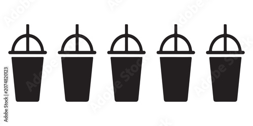 Foto Set of five identical disposable plastic or paper cups with dome lids and straws, suitable for various drinks
