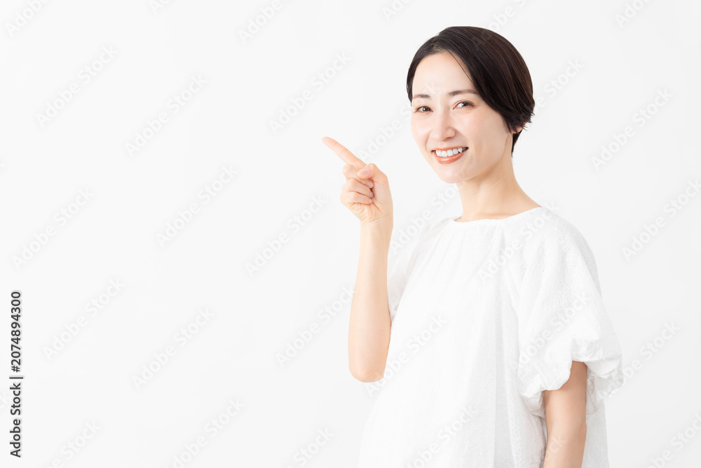 Fototapeta premium 白いブラウスを着ている女性 ライフスタイルイメージ
