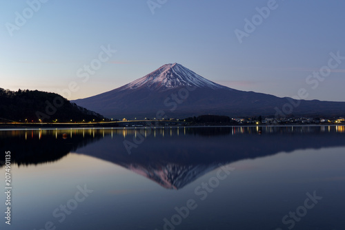 Canvas-taulu Serene dawn landscape of Mount Fuji and Kawaguchiko Bridge perfectly reflected on the mirror-like surface of Lake Kawaguchi in February, Yamanashi, Japan