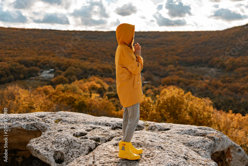 Tableau sur toile Woman raincoat contemplation on rocky cliff overlooking autumn forest panorama v