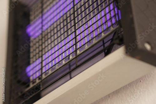 Fotografía Industrial electric insect zapper featuring purple UV lamps and metal grid for restaurant food safety and pest management