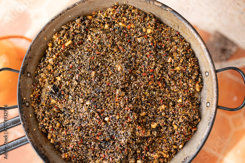 Foto Preparing arroz negro with seafood in paella pan
