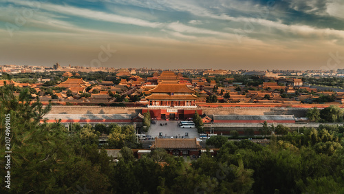 Cuadro en lienzo High angle panoramic view of the Forbidden City palace complex at sunset in Beij