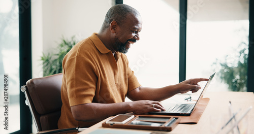 Foto Laugh, laptop and black man in home with remote work for sustainability law case with email