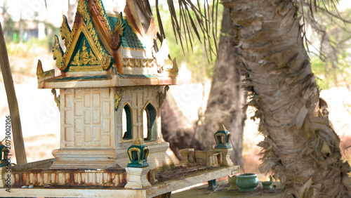 Fotografía Traditional Thai Spirit House Shrine Under Palm Tree in Phuket