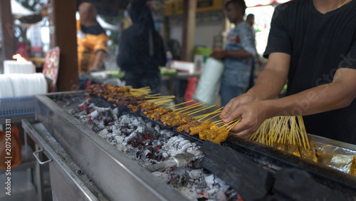 Konstfotografi Vendor Grilling Meat Satay Skewers Over Hot Charcoal in Singapore