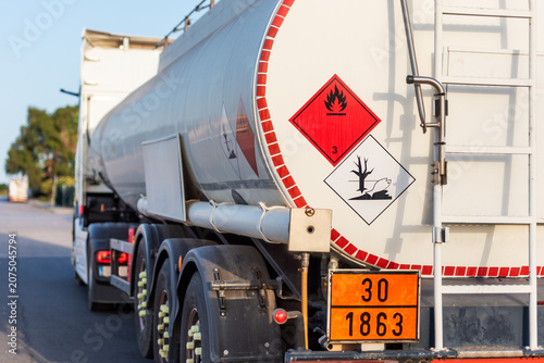 Cuadro en lienzo Aviation fuel tanker truck displaying ADR orange plate with UN number 1863