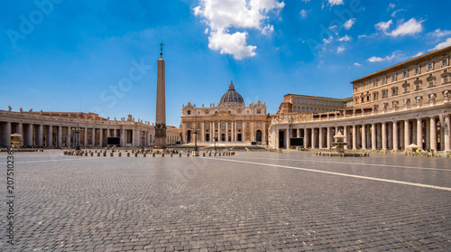 Place Saint-Pierre du Vatican à Rome, vaste esplanade baroque encadrée par la colonnade du Bernin avec obélisque central, cœur spirituel de la chrétienté catholique mondiale