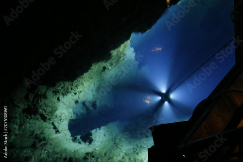 Foto Blue Underground Lake in Ryusendo Cave, Iwate Japan