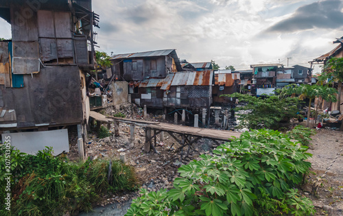 Foto Life amidst challenges in a philippine slum community surrounded by poor living