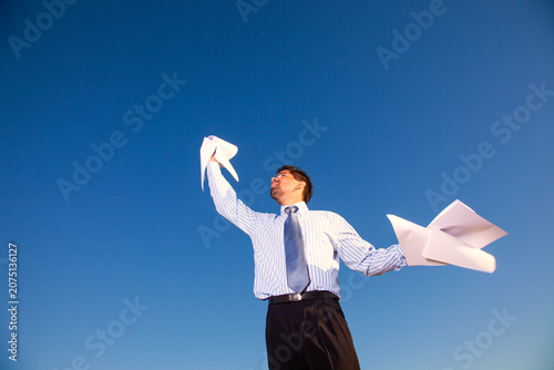 Tapety artystyczne Businessman holding documents
