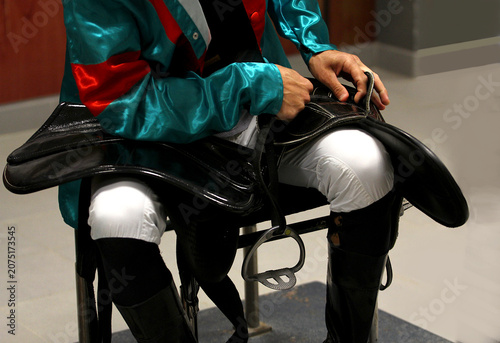 Jinete balanza pesaje colocando estribo sentado haciendo peso báscula handicap turf cuarto de jockey jinete y silla, cincha y sudadero
