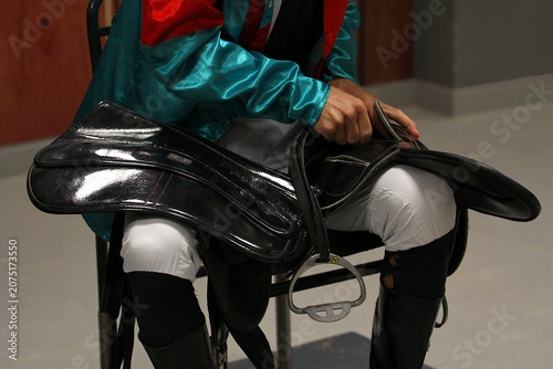 Quadro su tela Jinete pesaje sentado silla peso estribo chaquetilla cuadra hípica
