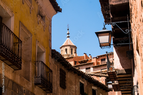 Bild auf Leinwand Calle tradicional de Albarracín con la torre de la catedral al fondo, Teruel, Es