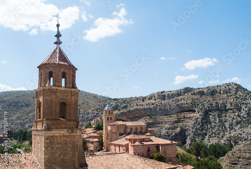 Fotografie Campanario y catedral de Albarracín con paisaje montañoso, Teruel, Aragón, Españ