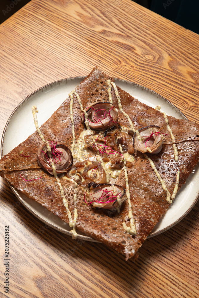 Fototapeta premium Dégustation de crêpes bretonnes avec des ingrédients frais et locaux