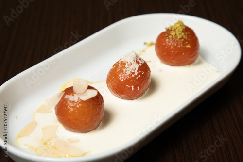 Fotografía Dessert indien avec des boules de dessert dans une sauce crémeuse