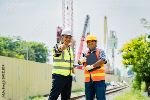 Φωτογραφία Site managers giving thumbs-up at construction site