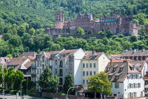Malerisches Stadtbild - Panoramablick auf das mittelalterliche Heidelberg und die historische Schlossruine.  