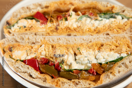 Foto Sandwich avec garniture de poulet et légumes frais pour le déjeuner