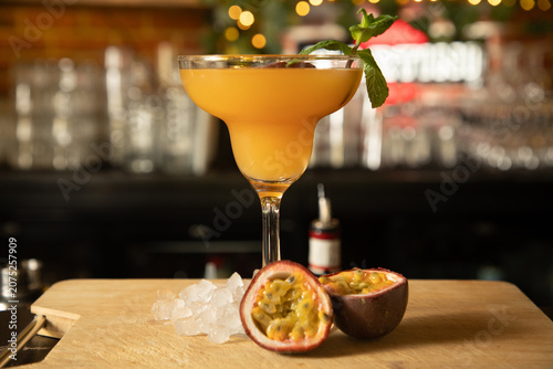 Foto Cocktail à base de fruit de la passion sur un comptoir de bar