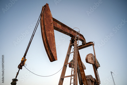 Fotografía Midland, Texas United States - May 19 2026: A pump jack operates in an oil field outside Midland, a major center of energy production in the Permian Basin region of Texas
