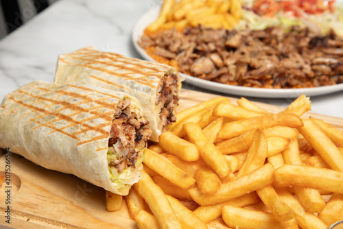 Dégustation de tacos avec des frites dans un restaurant rapide