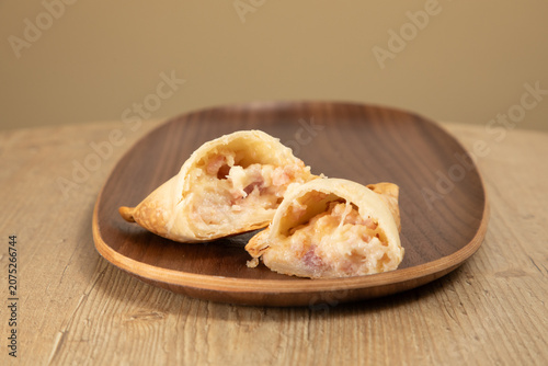 Foto Samboussek sur une assiette en bois avec une garniture à l'intérieur
