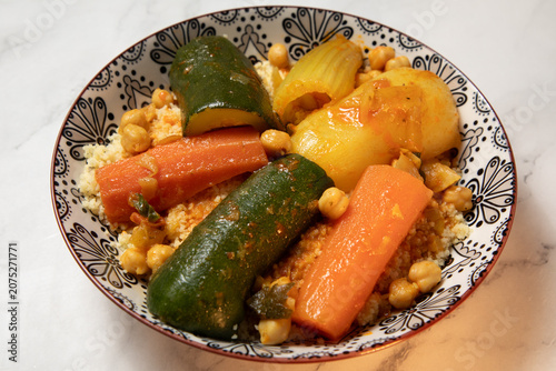 Piment accompagné de légumes et de couscous dans un plat traditionnel