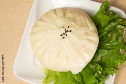 Foto Délicieux bao asiatique sur une assiette avec de la laitue