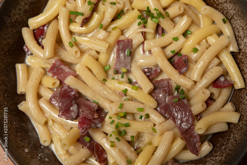 Bild auf Leinwand Recette de pâte italienne avec viande et herbes
