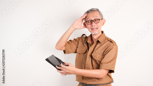 Bild auf Leinwand Civil worker man or teacher holding empty wallet with head ache
