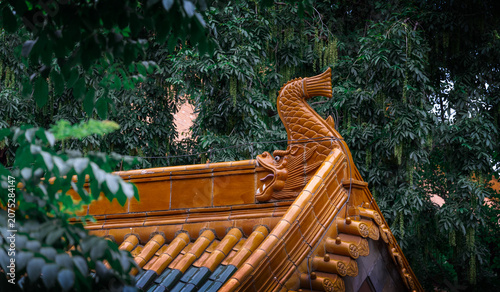 Schilderij op canvas Traditional Chinese Roof with Dragon Motifs