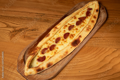 Dégustation de lahmacun, une spécialité turque dans un restaurant