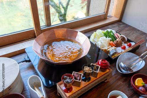 色鮮やかな野菜など、鍋料理の具材や薬膳