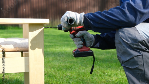 Foto Builder worker using cordless hammer drill